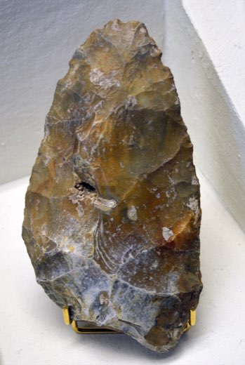 Grand biface amygdaloïde en silex, trouvé à Presles-et-Boves ( Aisne ). Acheuléen ( Paléolithique Inférieur ). Exposé au Musée Saint-Remi à Reims.
