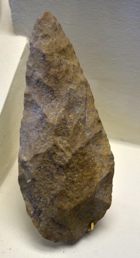 Grand biface lancéolé, trouvé à Presles-et-Boves ( Aisne ). Acheuléen ( Paléolithique Inférieur ). Exposé au Musée Saint-Remi à Reims.