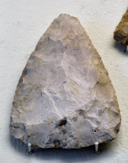 Biface triangulaire, Moustérien, provenant de Presles-et-Boves ( Aisne ). Musée Saint-Remi à Reims.