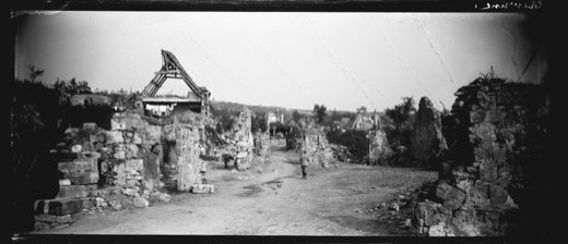 Vue panoramique d'une rue en ruine du village de Chavonne (Aisne) au bord de l'Aisne. Entre 1914 et 1918. Guerre 1914-1918.