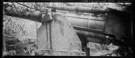 Gros plan d'une pièce de marine de 164,7 sous un filet de camouflage, à Chavonne (Aisne). Entre 1914 et 1918. Guerre 1914-1918.