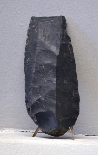 Grand couteau sur lame laminaire, technique Levallois, provenant de Presles-et-Boves ( Aisne ). Musée Saint-Remi à Reims.