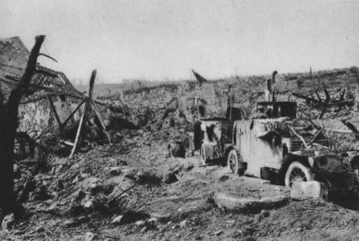 Panzerwagen mit aufmontierten Machinengewehren erwarten in den Ruinen von Chavonne das Erscheinen deutscher Flugzeuge (1. Mai 1917).