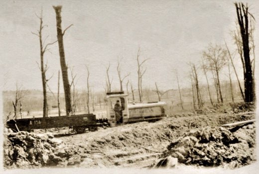 Petit train Decauville a essence a Bourg-et-Comin pres de Moussy-Verneuil, Aisne (Guerre 1914-1918)